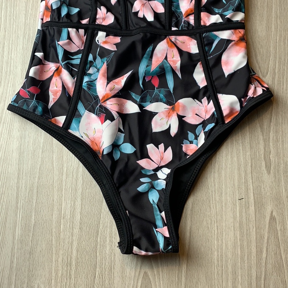 Floral one piece swimsuit - Picture 4 of 9